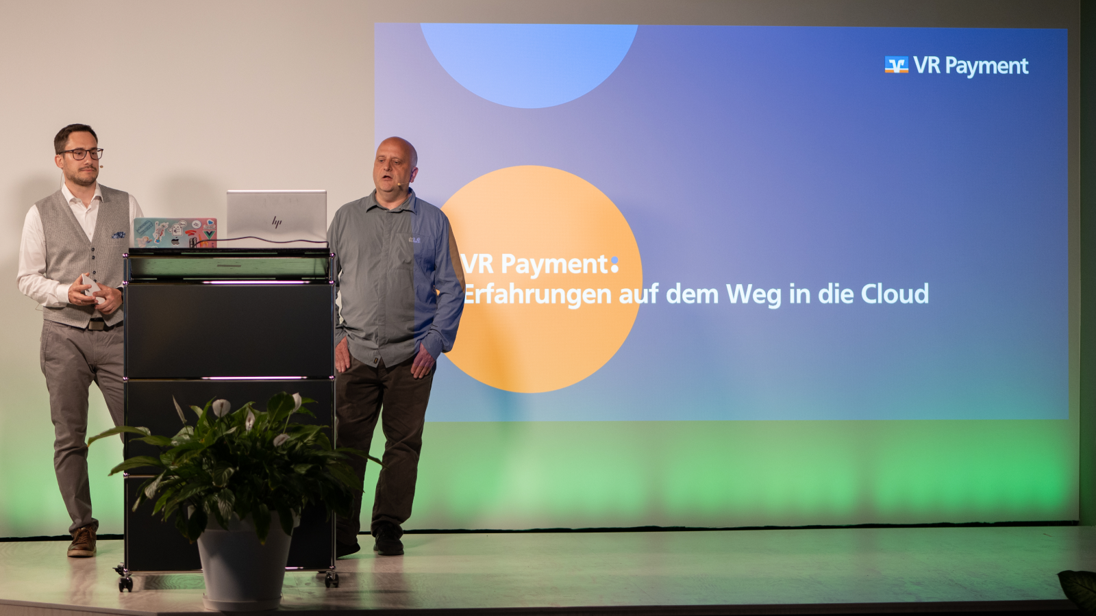 Andreas Schmidt und Matthias Frank von VR Payment während ihrer Keynote beim AEC Modern Workplace 2022