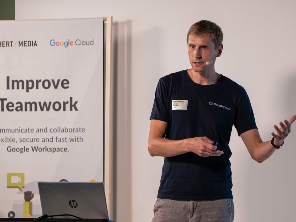 Ein Foto eines Mannes, der auf einer Bühne einen Vortrag hält. Es ist Daniel, Customer Engineer bei Google, der den letzten Vortrag beim Google Enterprise Day 2022 gehalten hat.