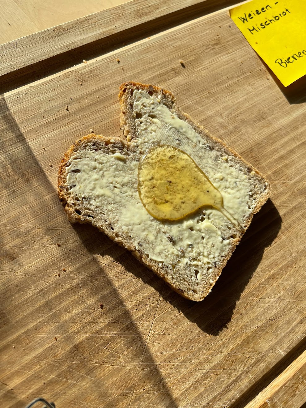 Omnomnom: ein Brot mit leckerem Honig direkt frisch vom Acker