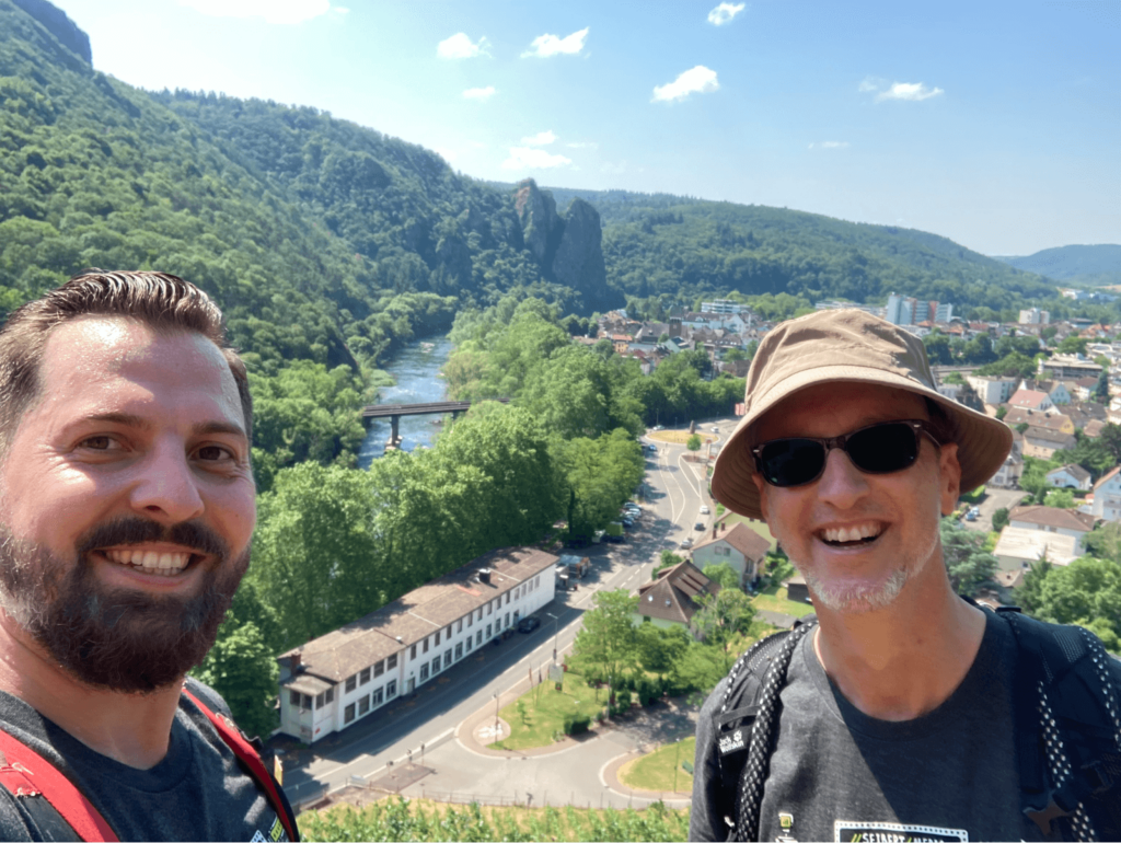 Unsere Kollegen Maximilian und Harald wanderten 5,2 Kilometer auf dem Rotenfels. Er erstreckt sich als 200 Meter hohe und fast 1,2 Kilometer lange Steilwand von Norheim bis Bad Münster am Stein-Ebernburg.