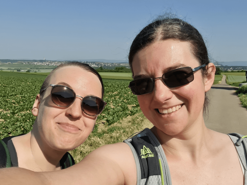 Unsere Kolleginnen Rebecca und Sabrina wanderten und joggten ca. 15 Kilometer auf der zweiten Etappe des Kleinen Mainzer Höhenwegs.