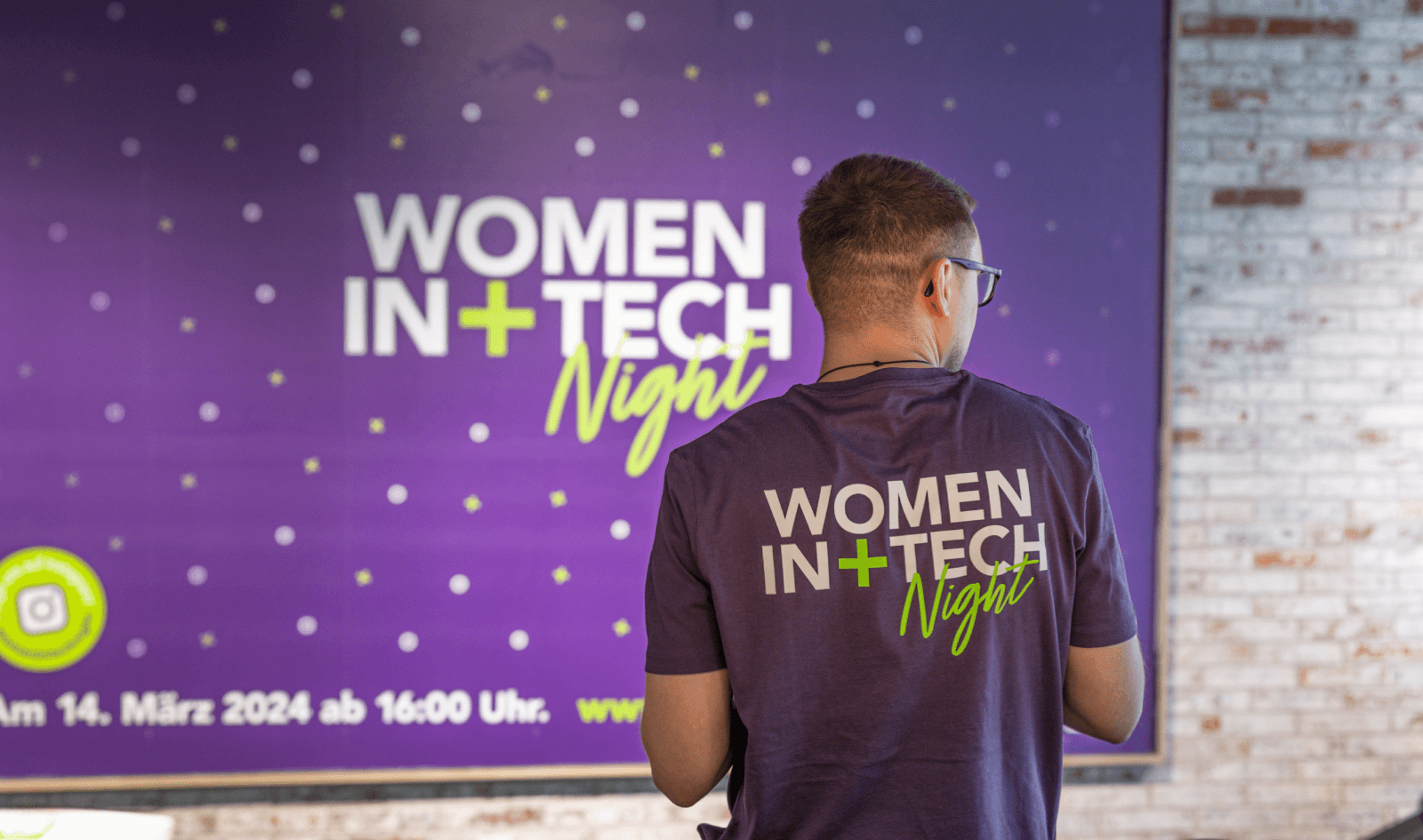 Plakatwand und T-Shirt der Women in Tech Night